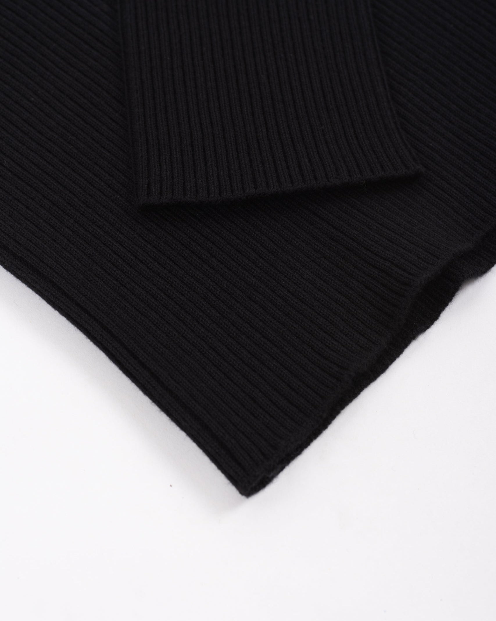採用Cotton、Nylon、Silk 混紡的細緻紗線製成，材質帶有輕微絨面與溫潤的蠶絲光澤。使用2條紗線，採用15針Whole Garment針織機的規格織成，布料的設計採用羅紋織紋，追求彈性與柔順的垂墜表現。上衣的設計追求俐落、合身的輪廓，一體成型織出的上衣沒有經過縫製而平整無痕