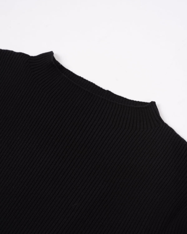 採用Cotton、Nylon、Silk 混紡的細緻紗線製成，材質帶有輕微絨面與溫潤的蠶絲光澤。使用2條紗線，採用15針Whole Garment針織機的規格織成，布料的設計採用羅紋織紋，追求彈性與柔順的垂墜表現。上衣的設計追求俐落、合身的輪廓，一體成型織出的上衣沒有經過縫製而平整無痕