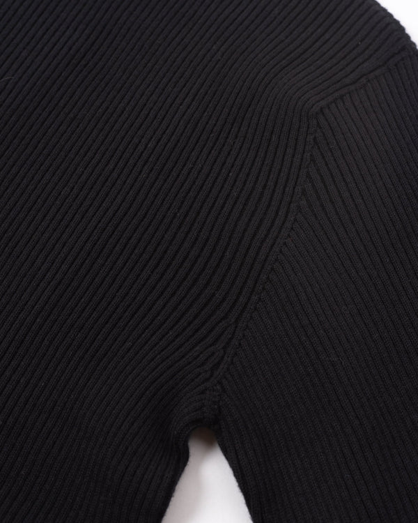 採用Cotton、Nylon、Silk 混紡的細緻紗線製成，材質帶有輕微絨面與溫潤的蠶絲光澤。使用2條紗線，採用15針Whole Garment針織機的規格織成，布料的設計採用羅紋織紋，追求彈性與柔順的垂墜表現。上衣的設計追求俐落、合身的輪廓，一體成型織出的上衣沒有經過縫製而平整無痕