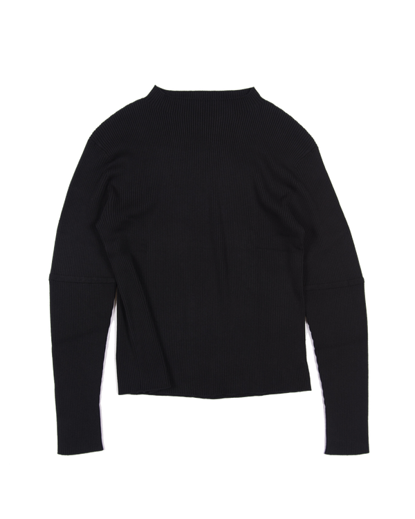 採用Cotton、Nylon、Silk 混紡的細緻紗線製成，材質帶有輕微絨面與溫潤的蠶絲光澤。使用2條紗線，採用15針Whole Garment針織機的規格織成，布料的設計採用羅紋織紋，追求彈性與柔順的垂墜表現。上衣的設計追求俐落、合身的輪廓，一體成型織出的上衣沒有經過縫製而平整無痕