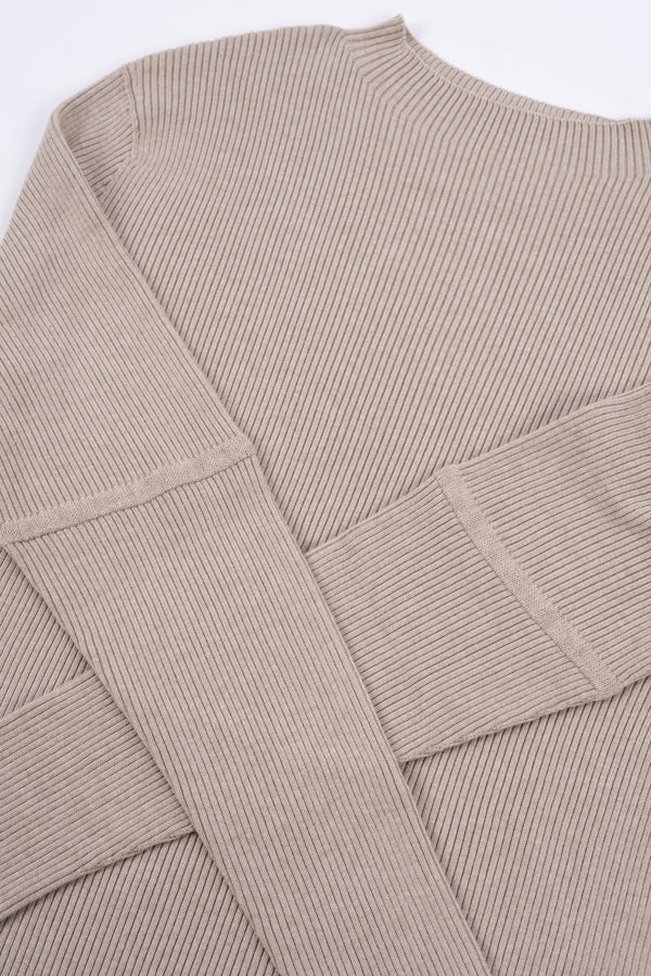 採用Cotton、Nylon、Silk 混紡的細緻紗線製成，材質帶有輕微絨面與溫潤的蠶絲光澤。使用2條紗線，採用15針Whole Garment針織機的規格織成，布料的設計採用羅紋織紋，追求彈性與柔順的垂墜表現。上衣的設計追求俐落、合身的輪廓，一體成型織出的上衣沒有經過縫製而平整無痕