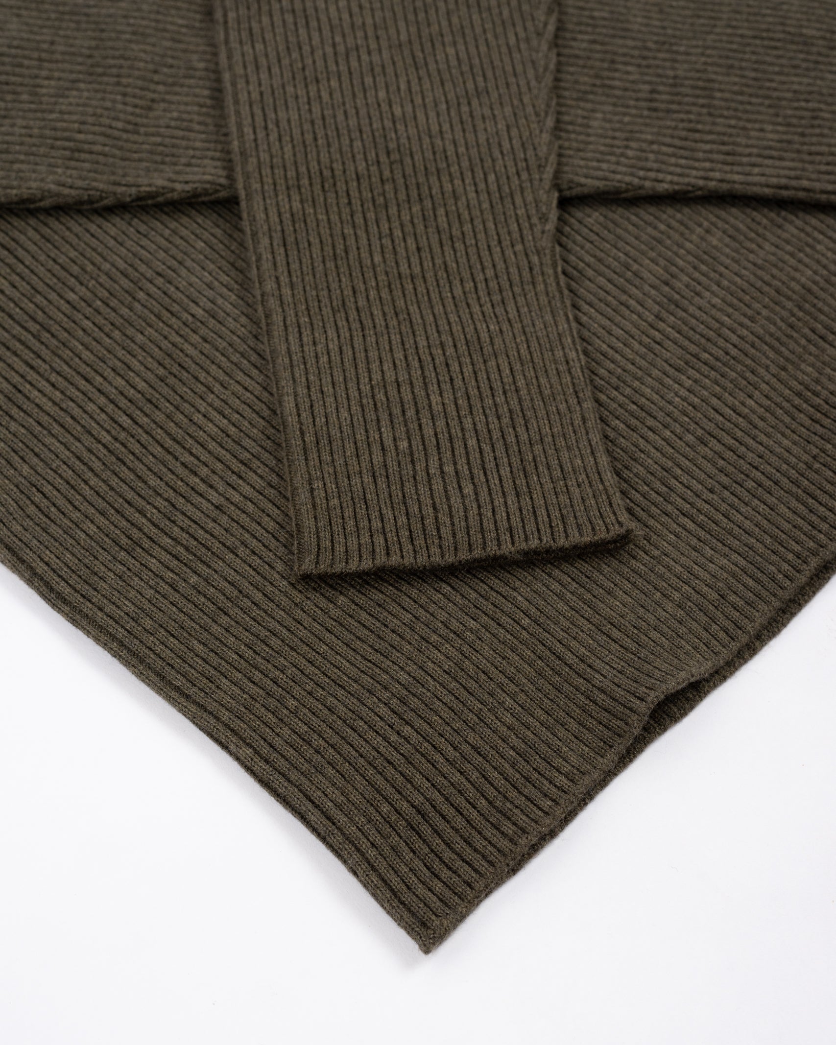 採用Cotton、Nylon、Silk 混紡的細緻紗線製成，材質帶有輕微絨面與溫潤的蠶絲光澤。使用2條紗線，採用15針Whole Garment針織機的規格織成，布料的設計採用羅紋織紋，追求彈性與柔順的垂墜表現。上衣的設計追求俐落、合身的輪廓，一體成型織出的上衣沒有經過縫製而平整無痕