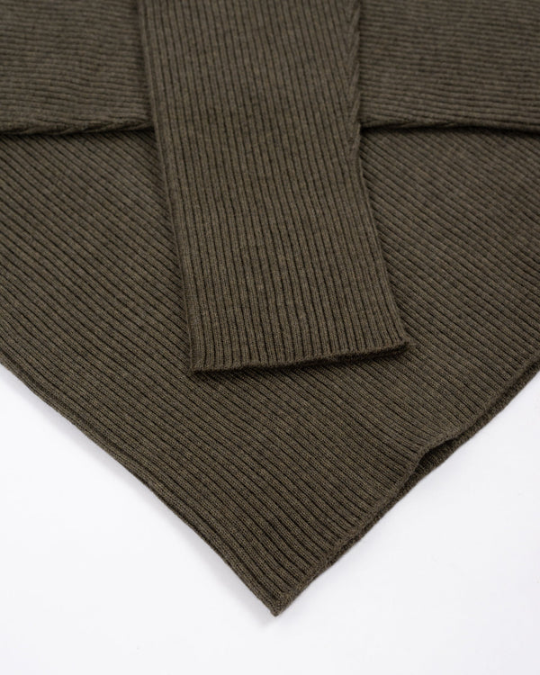 採用Cotton、Nylon、Silk 混紡的細緻紗線製成，材質帶有輕微絨面與溫潤的蠶絲光澤。使用2條紗線，採用15針Whole Garment針織機的規格織成，布料的設計採用羅紋織紋，追求彈性與柔順的垂墜表現。上衣的設計追求俐落、合身的輪廓，一體成型織出的上衣沒有經過縫製而平整無痕
