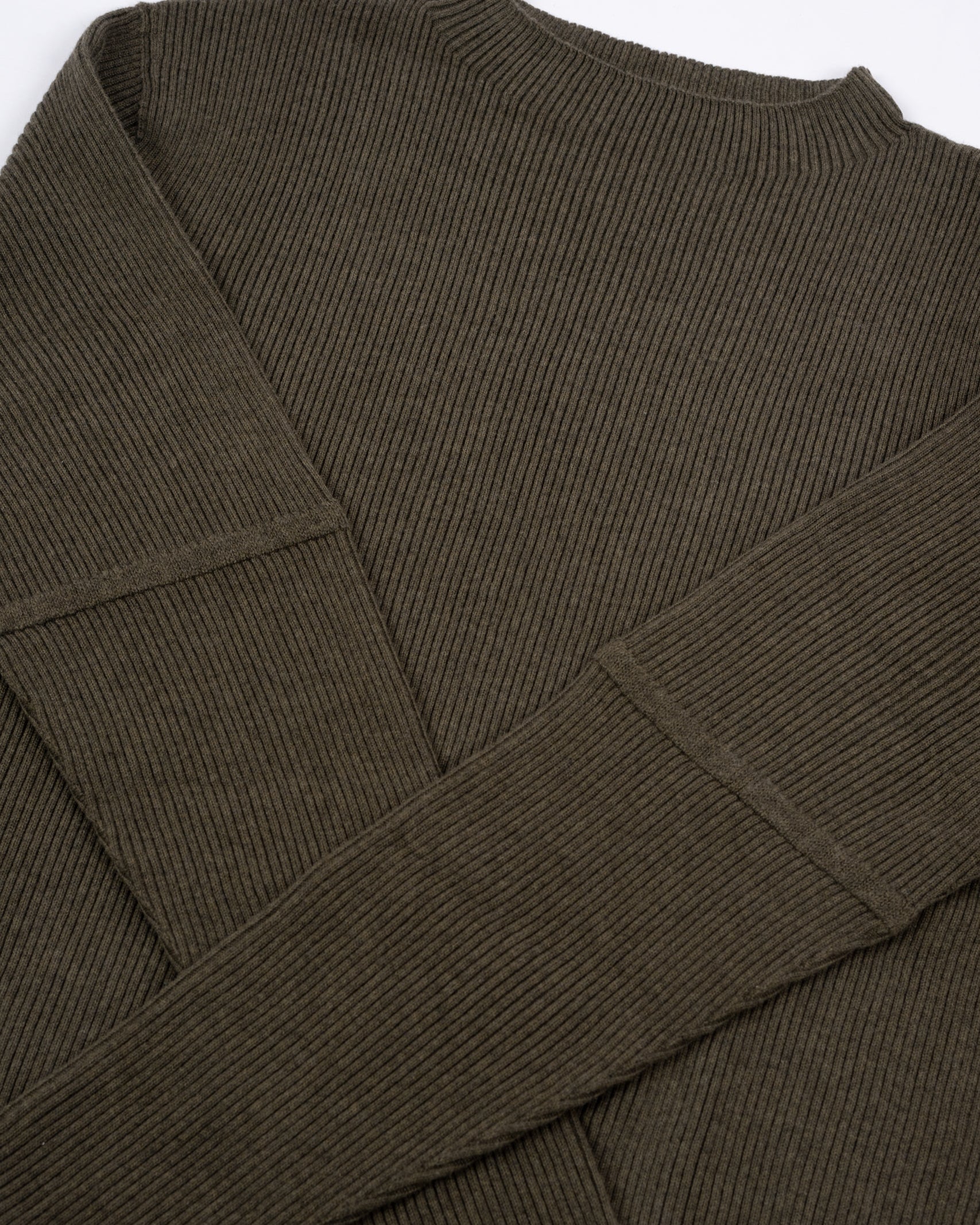 採用Cotton、Nylon、Silk 混紡的細緻紗線製成，材質帶有輕微絨面與溫潤的蠶絲光澤。使用2條紗線，採用15針Whole Garment針織機的規格織成，布料的設計採用羅紋織紋，追求彈性與柔順的垂墜表現。上衣的設計追求俐落、合身的輪廓，一體成型織出的上衣沒有經過縫製而平整無痕
