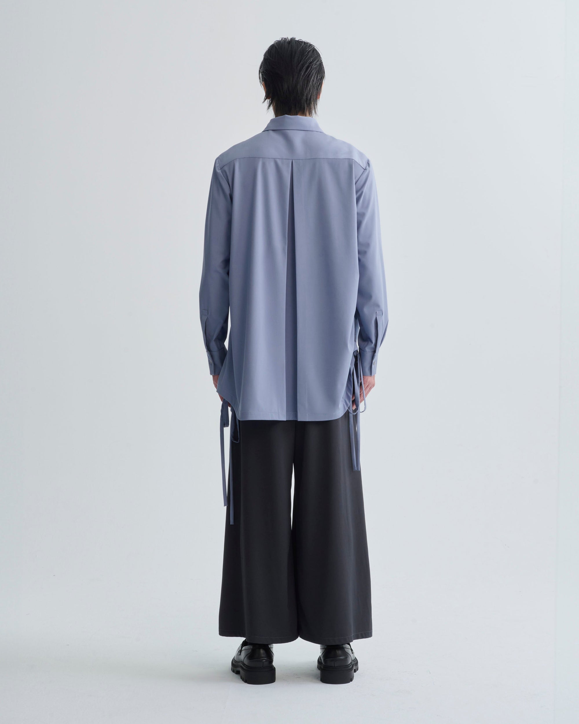 ライトブルーのしわシャツ