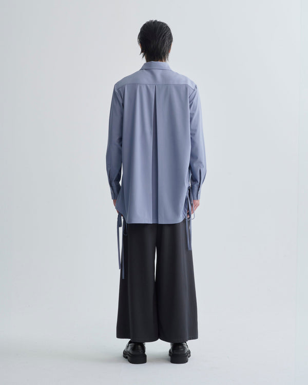 ライトブルーのしわシャツ