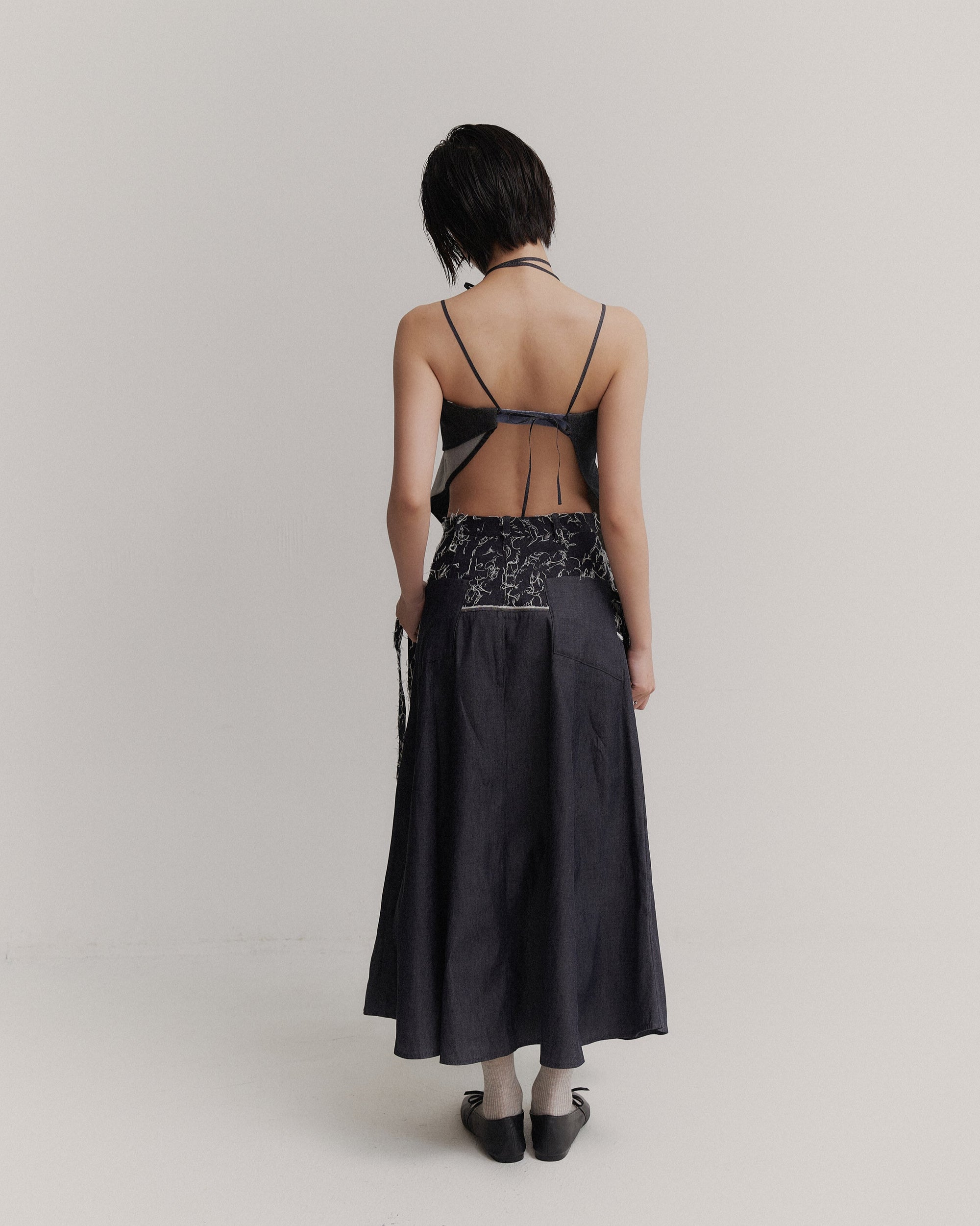 アシンメトリーなバックレスレースアップタンクトップ